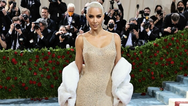 Sieben Kilo hatte Kim Kardashian abgespeckt, um in das Kleid von Marilyn Monroe zu passen. Mit ihrem Auftritt bei der Met Gala stahl sie allen die Show. (Bild: 2022 Getty Images)