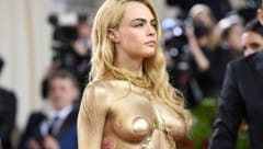 Cara Delevingne kam oben ohne. (Bild: AP)