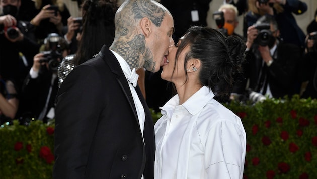 Travis Barker und Kourtney Kardashian schmusten verliebt am Red Carpet bei der Met Gala. (Bild: AP)