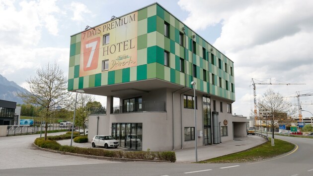 Im leer stehenden „7 Days Premium Hotel“ nahe der Autobahn kommen die Ukrainer unter (Bild: Tschepp Markus)