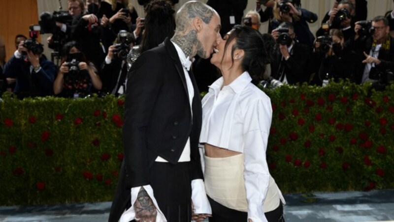 Travis Barker und Kourtney Kardashian bei der Met-Gala (Bild: APA/Photo by Evan Agostini/Invision/AP)