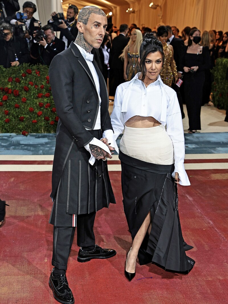 Kourtney Kardashian trug eine Version des Anzugs ihres Partners Travis Barker, bestehend aus dem gleichen, aber bauchfrei gekürzten Hemd, einem Kummerbund und einer zu einem Rock verarbeiteten Hose. (Bild: APA/Dimitrios Kambouris/Getty Images for The Met Museum/Vogue/AFP)