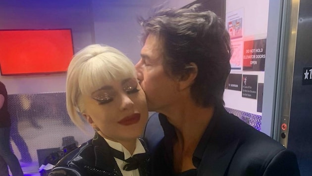 Tom Cruise küsst Lady Gaga auf die Wange. (Bild: twitter.com/ladygaga)
