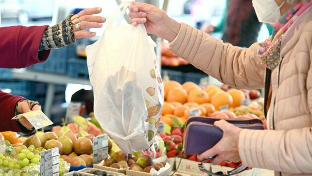 Überdacht einkaufen und kochen: Denn die gestiegenen Kosten machen sich schon beim täglichen Einkauf bemerkbar. (Bild: APA/BARBARA GINDL)