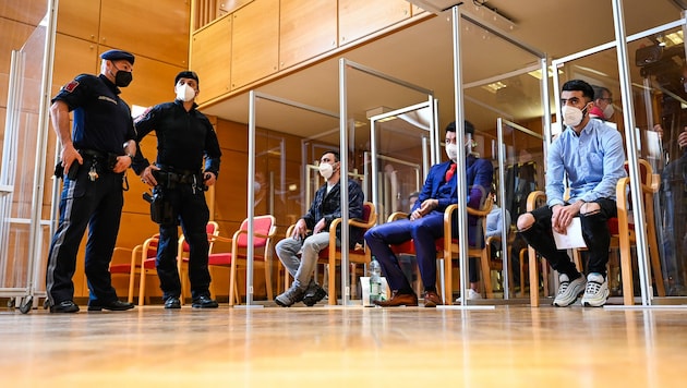 Die drei Angeklagten vor Prozessbeginn im Schwurgerichtssaal des Landesgerichtes Linz. (Bild: Alexander Schwarzl)