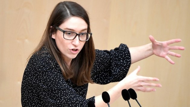 SPÖ-Klubvorsitzende Julia Herr fordert einen Deckel für Luxuspensionen. (Bild: APA/ROLAND SCHLAGER)