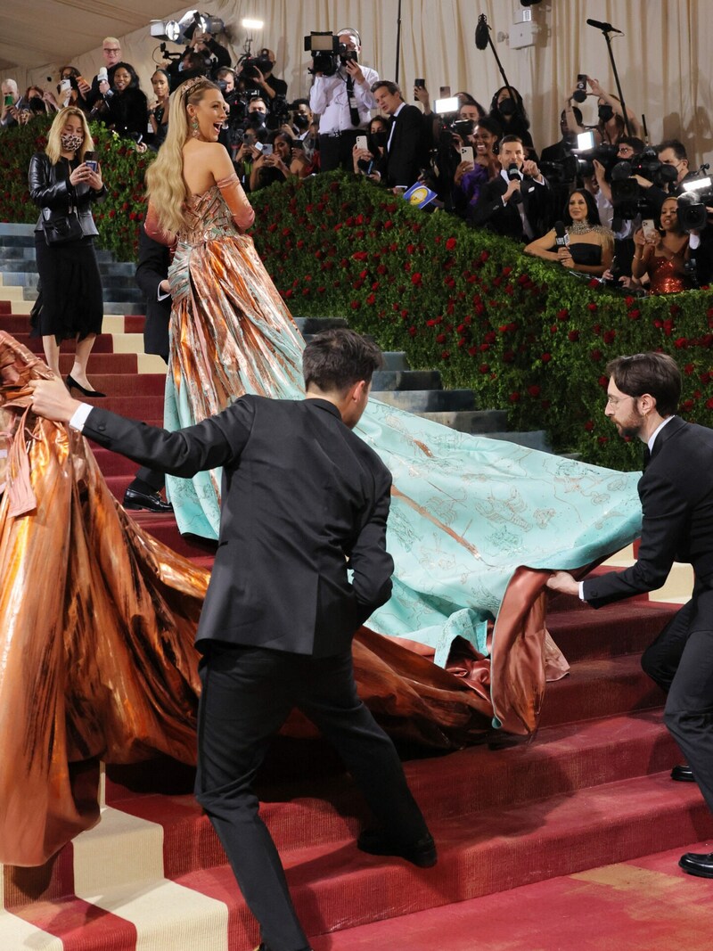 Helfer entfernen einen Teil von Livelys Kleid. (Bild: APA/Mike Coppola/Getty Images/AFP)