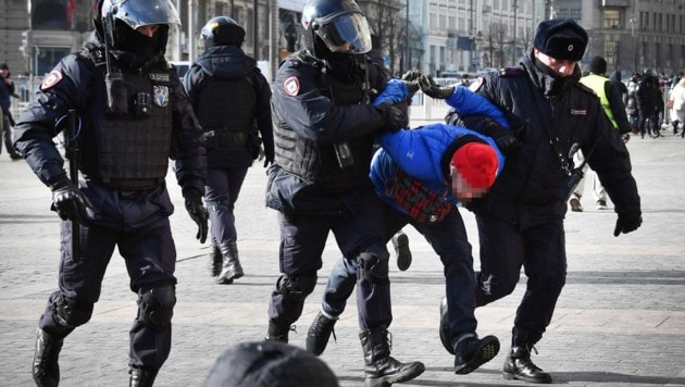 Protest gegen die Regierung ist in Russland nicht gern gesehen. Auch viele von Davydovas Freunden wurden bei Demonstrationen festgenommen. (Bild: AFP, Krone KREATIV (Symbolbild))