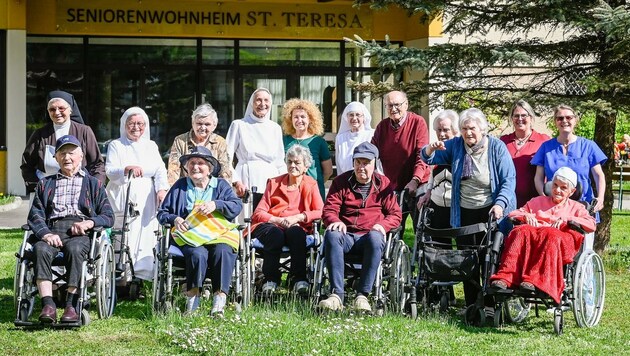 Bewohnerinnen und Bewohner samt Pflegekräften des Seniorenheims. Sie ärgern sich ein bisschen über den Maibaumdiebstahl (Bild: Alexander Schwarzl)