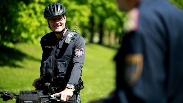 Ein Beamter der Grazer Fahrradpolizei im Einsatz (Bild: LPD/Martinelli)