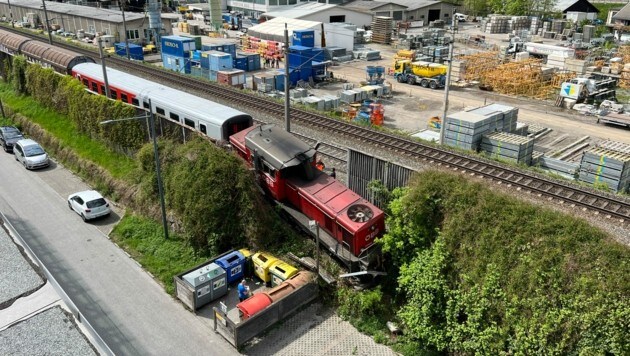 Der unbemannte Zug kam auf einer Böschung zum Stillstand. (Bild: zeitungsfoto.at)