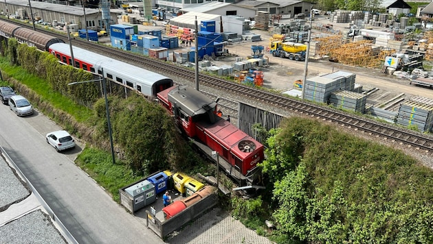 Der unbemannte Zug kam auf einer Böschung zum Stillstand. (Bild: zeitungsfoto.at)