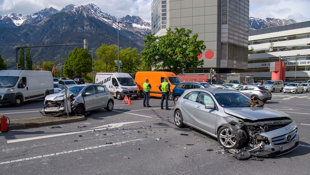 An beiden Fahrzeugen entstand schwerer Sachschaden. (Bild: Zeitungsfoto.at/Team)