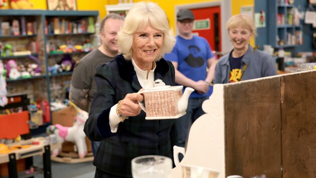Bei einem Besuch eines Wohltätigkeitsladens outete sich Herzogin Camilla als Fan von Keramik und verriet, dass sie royale Andenken sammle. (Bild: Chris Jackson / PA / picturedesk.com)