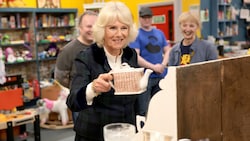 Bei einem Besuch eines Wohltätigkeitsladens outete sich Herzogin Camilla als Fan von Keramik und verriet, dass sie royale Andenken sammle. (Bild: Chris Jackson / PA / picturedesk.com)