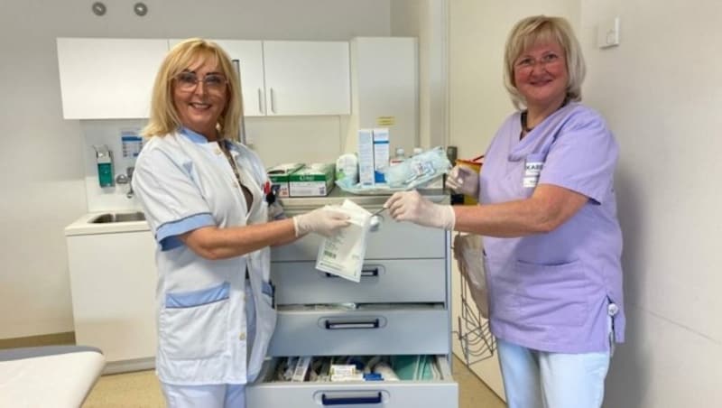 Elisabeth Polsinger (links) und Maria Salzmann (rechts) versorgen jährlich zahlreiche Patienten im LKH Wolfsberg. (Bild: Manuela Karner)