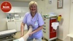 Maria Salzmann bandagiert Patienten mit Lymphödemen. (Bild: Manuela Karner)
