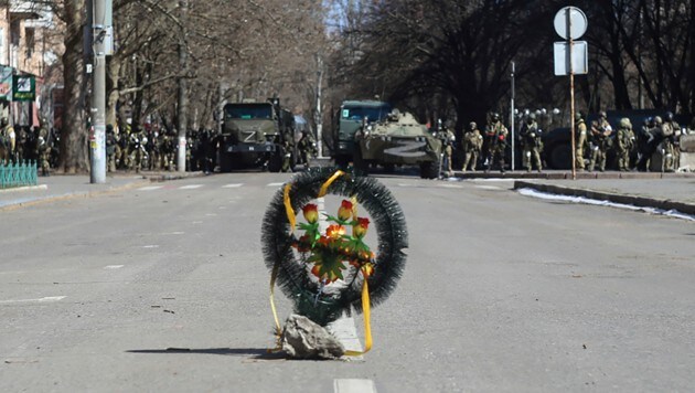 Mit einem Kranz protestieren die Bewohnerinnen und Bewohner Chersons gegen die russischen Besatzer (Archivbild). (Bild: AP)