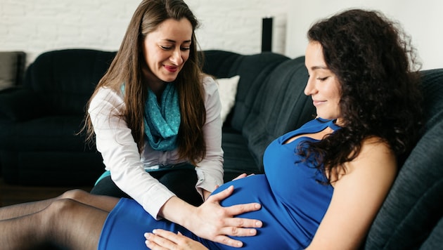 A midwife with a pregnant woman (Bild: Branislav Novak/stock.adobe.com)