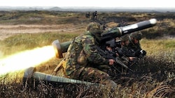 Eine Javelin-Panzerabwehrwaffe bei einem Testschuss in Großbritannien (Bild: US DoD)
