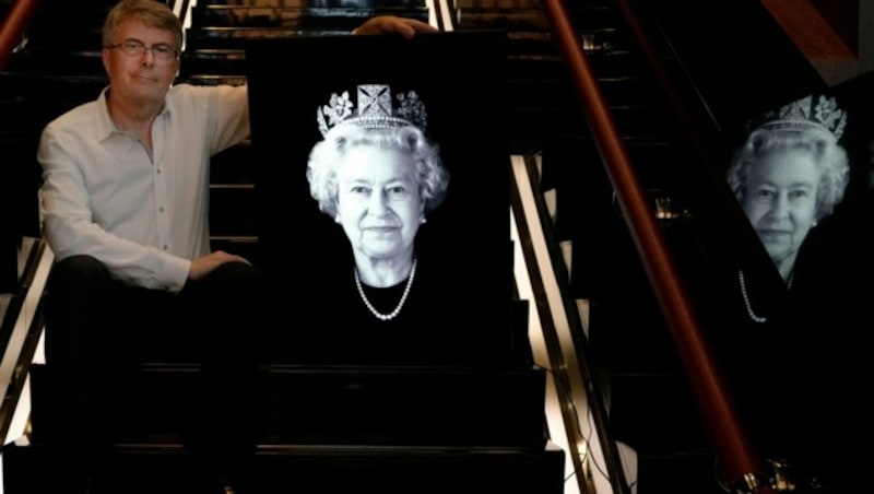 Rob Mundays Porträt zeigt die Queen, wie sie gerade nach einem Scherz ihrer Modistin Angela Kelly schmunzelt. (Bild: . APA/AP Photo/Kirsty Wigglesworth))