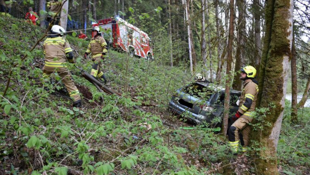 El automóvil resultó gravemente dañado en el accidente, pero el conductor no resultó herido.  (Imagen: Departamento de Bomberos Voluntarios de Abtenau)