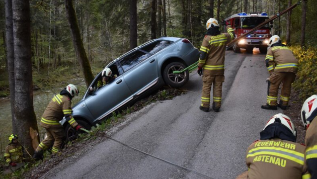 El conductor había caído por el terraplén.  (Imagen: Departamento de Bomberos Voluntarios de Abtenau)