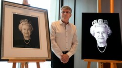 Auf dem Porträt zu ihrem Platinjubiläum muss Queen Elizabeth schmunzeln. (Bild: APA/AP Photo/Kirsty Wigglesworth)