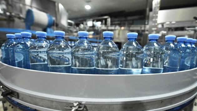 Vöslauer investierte sieben Millionen Euro in eine Anlage für PET-Mehrweg-Flaschen. (Bild: Robert Jäger/APA/picturedesk.com)