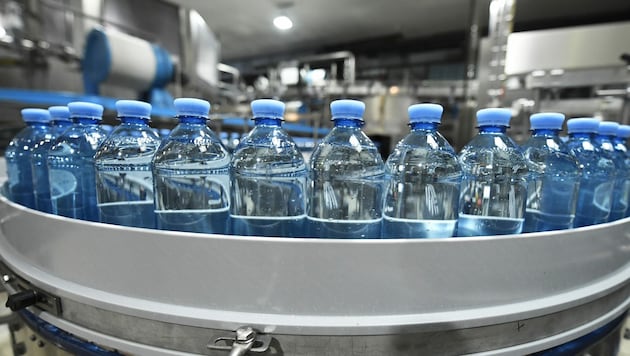 Vöslauer investierte sieben Millionen Euro in eine Anlage für PET-Mehrweg-Flaschen. (Bild: Robert Jäger/APA/picturedesk.com)