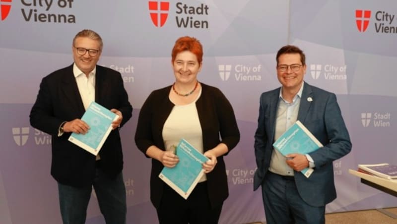 Stadtrat Peter Hacker, Klimarat Vorsitzende Sigrid Stagl und Stadtrat Jürgen Czernohorszky sagen der Hitze den Kampf an. (Bild: Zwefo)