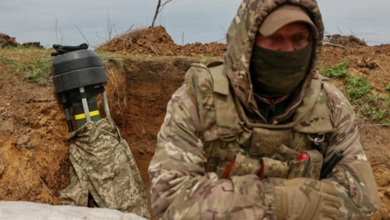 Ein ukrainischer Soldat im Schützengraben bei Kiew mit einer Javelin-Rakete im Hintergrund (Bild: AFP)