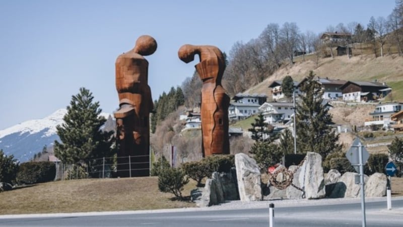 Wo sich die Nord-Süd- mit der Ost-West-Verbindung in Mittersill kreuzt, ragen diese Metallstatuen hervor (Bild: EXPA/Stefanie Oberhauser)