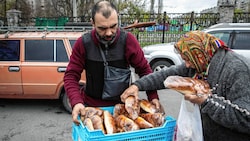 In der Ukraine ist die Lage prekär. Humanitäre Organisationen versorgen die Menschen im Kriegsgebiet so gut es geht mit frischen Lebensmitteln. (Bild: VIENNAREPORT.at)