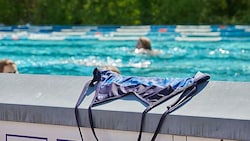 Wenn die Hüllen in Schwimmbädern fallen: In Göttingen gilt seit Mai eine neue Badeordnung - Frauen können sich dort oben ohne bewegen - aber nur an Wochenenden (Symbolbild). (Bild: Annette Riedl/dpa)
