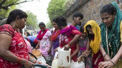 Menschen beim Wasserholen (Bild: AFP)