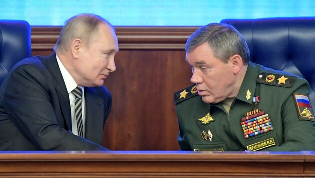 Putins Ex-Generalstabschef Waleri Gerassimow ist Zielscheibe der Kritik von Scharfmachern. (Bild: APA/AFP/SPUTNIK/SERGEI GUNEYEV)