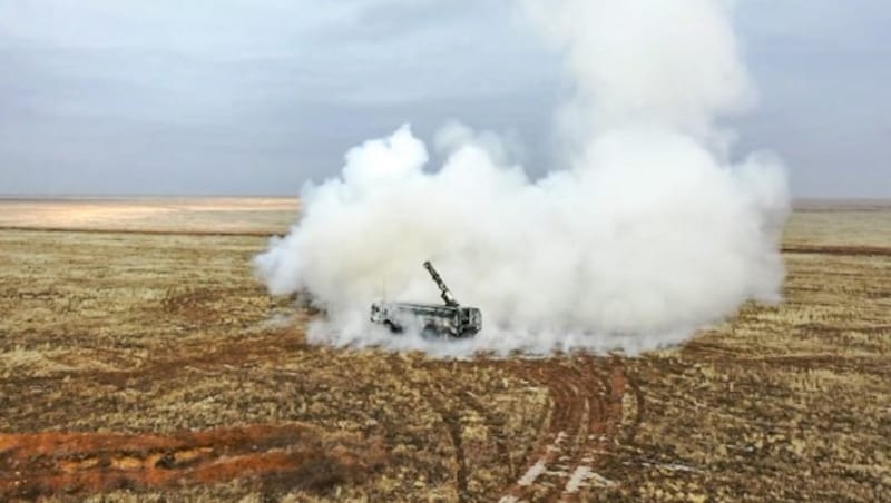 Eine russische Iskander-Rakete bei einer Übung - diese sind mit Atomsprengsätzen bestückbar. (Bild: AFP)