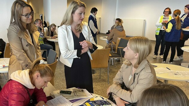 Familienministerin Susanne Raab im Gespräch mit Helfern und Geflüchteten (Bild: Klaus Loibnegger)