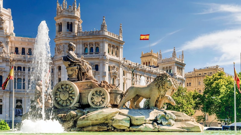 Der 1782 erbaute Brunnen Fuente de Cibeles ist eines der Wahrzeichen Madrids. (Bild: dimbar76 - stock.adobe.com)