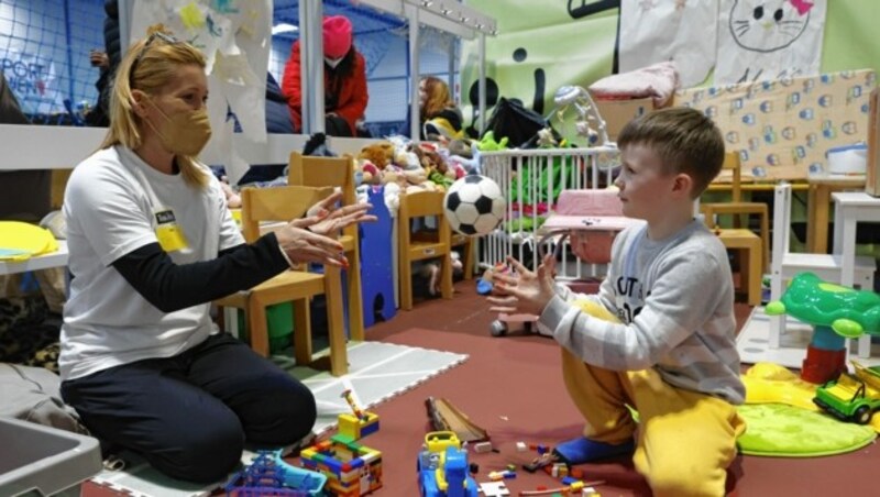 Sporthalle Leopoldstadt: Freiwillige Helfer von „Train of Hope“ spenden Trost in einer unsicheren Zeit. (Bild: Klemens Groh)