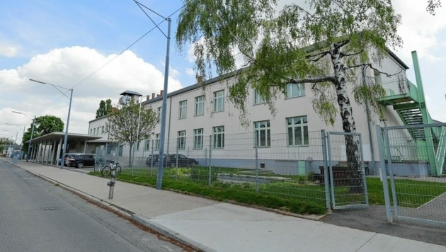 Der Verdächtige stürmte in das Klassenzimmer einer Schule im Wiener Bezirk Donaustadt. (Bild: Klemens Groh)