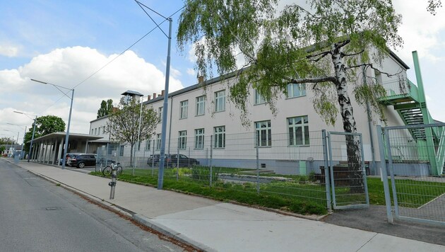 Der Verdächtige stürmte in das Klassenzimmer einer Schule im Wiener Bezirk Donaustadt. (Bild: Klemens Groh)