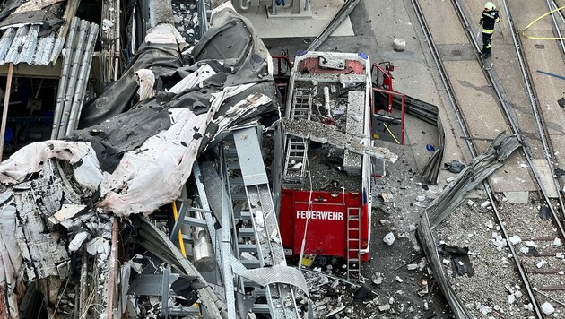 Bei der Explosion in dem Kremser Chemieunternehmen wurde ein halbes Gebäude weggerissen. (Bild: APA/FEUERWEHR KREMS/ROHRHOFER)