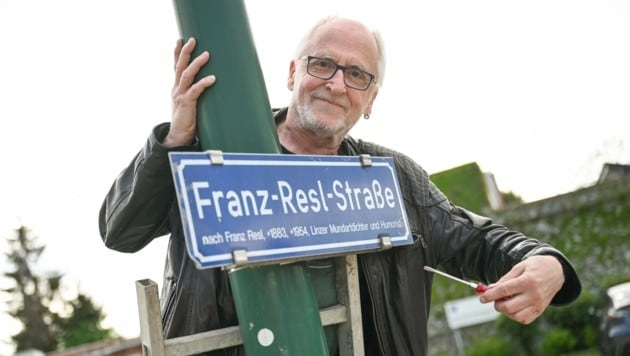 Antifa-Chef Werner Retzl möchte die Welser Straßentafel am liebsten selbst abmontieren (Bild: Wenzel Markus)