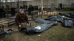 Eine Frau aus Butscha neben dem Leichensack, in dem ihr Sohn liegt. (Bild: Associated Press)