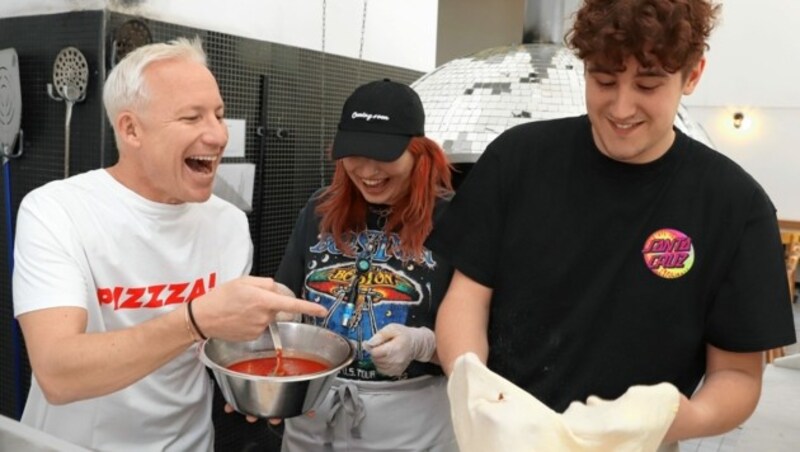 Spaß in der Pizzeria „Disco Volante“ mit Ofen in Discokugelform (Bild: Zwefo)