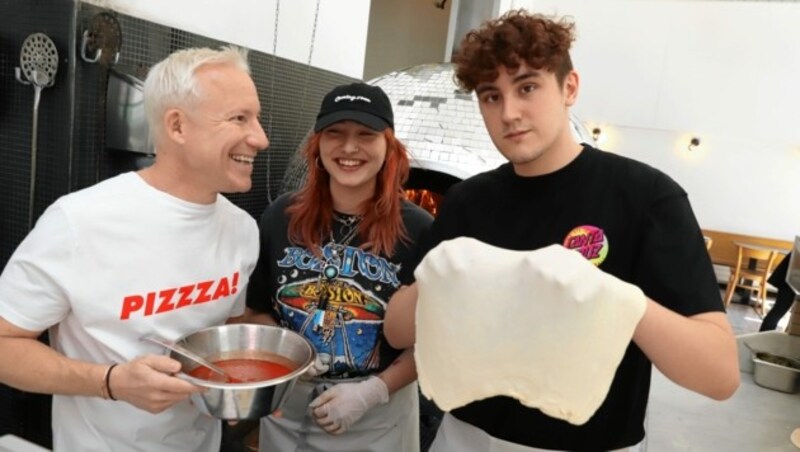 Spaß in der Pizzeria „Disco Volante“ mir Ofen in Discokugelform beim Zubereiten einer Margherita (Bild: Zwefo)