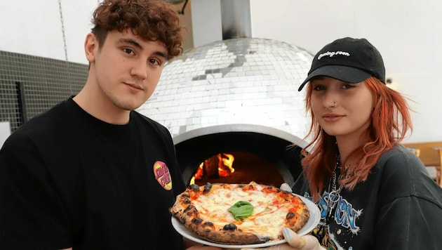 Sind stolz auf ihre Pizza Margherita: „Je einfacher, desto besser“, lautet das Motto unserer beiden Songcontester. (Bild: Zwefo)