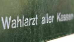 Das Schild eines Wahlarztes in Wien (Bild: APA/ROLAND SCHLAGER)